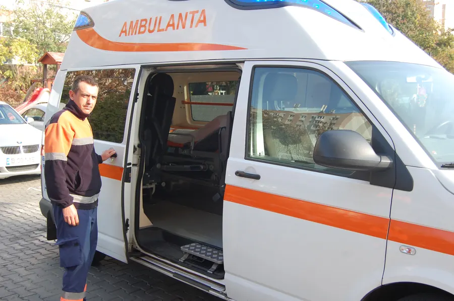 Echipajul ToniMed lângă ambulanță